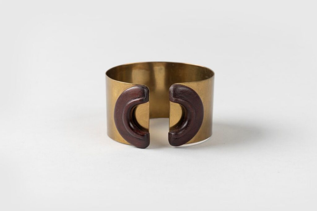 Náramok z mosadze a dreva