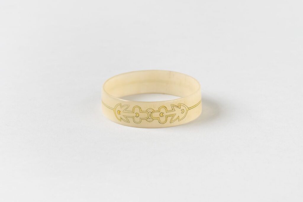 Náramok z vyrezávanej leptanej rohoviny