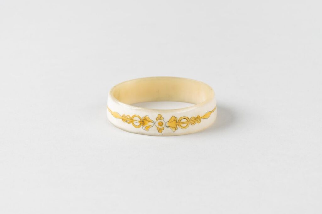 Náramok z vyrezávanej leptanej rohoviny