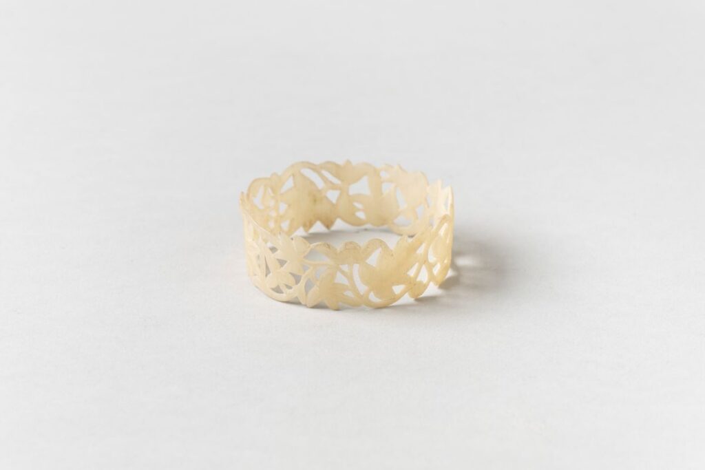 Náramok z rohoviny, kosti a dreva