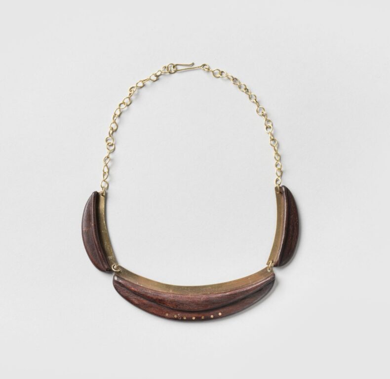 Náhrdelník z mosadze a dreva