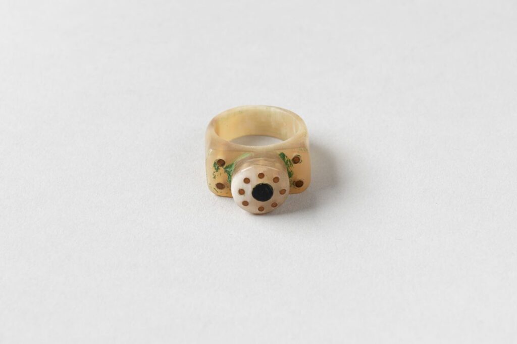 Prsteň z rohoviny s kovovou intarziou