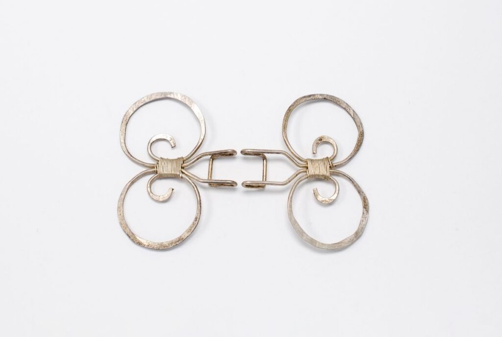 Spínadlo na odev z postriebreného drôtu