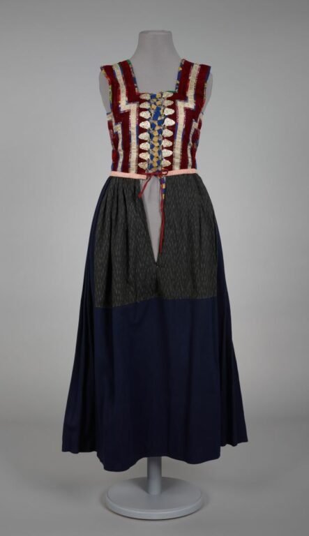 Živôtik zošitý so súkennou sukňou