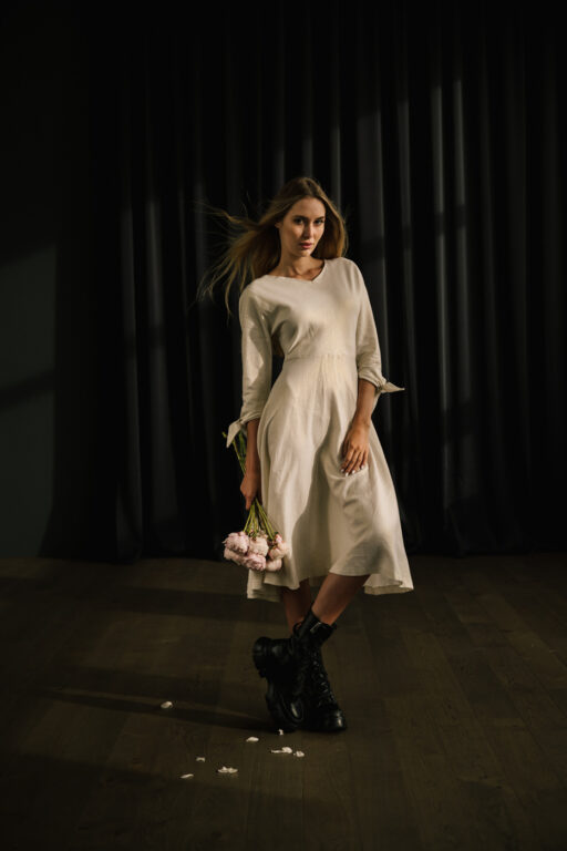Zobraziť fotografiu Natural Mode – ľanové šaty (2021) , model: Kinga Puhová, fotograf: Maryna Syrovatka – Unboxed photo