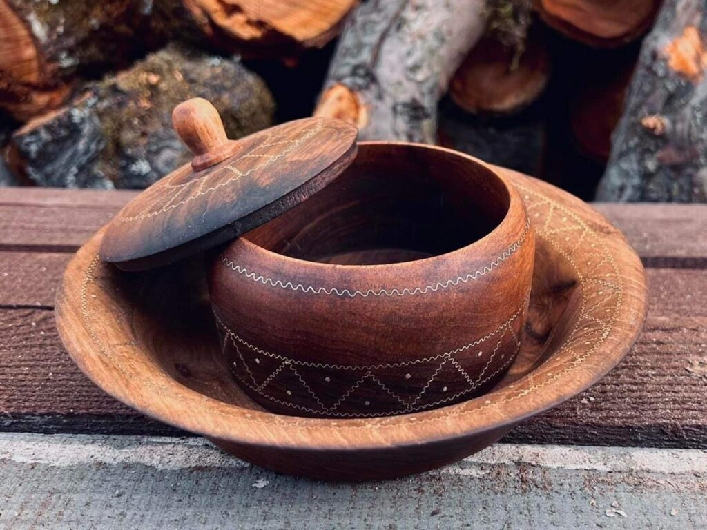 Zobraziť fotografiu Sústružená drevená miska a dóza s vybíjaným dekórom