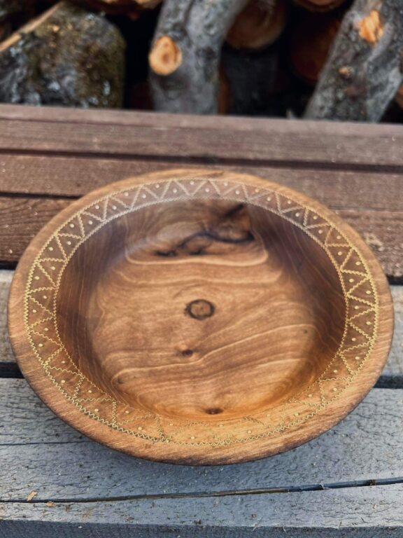 Zobraziť fotografiu Sústružená drevená miska s vybíjaným dekórom