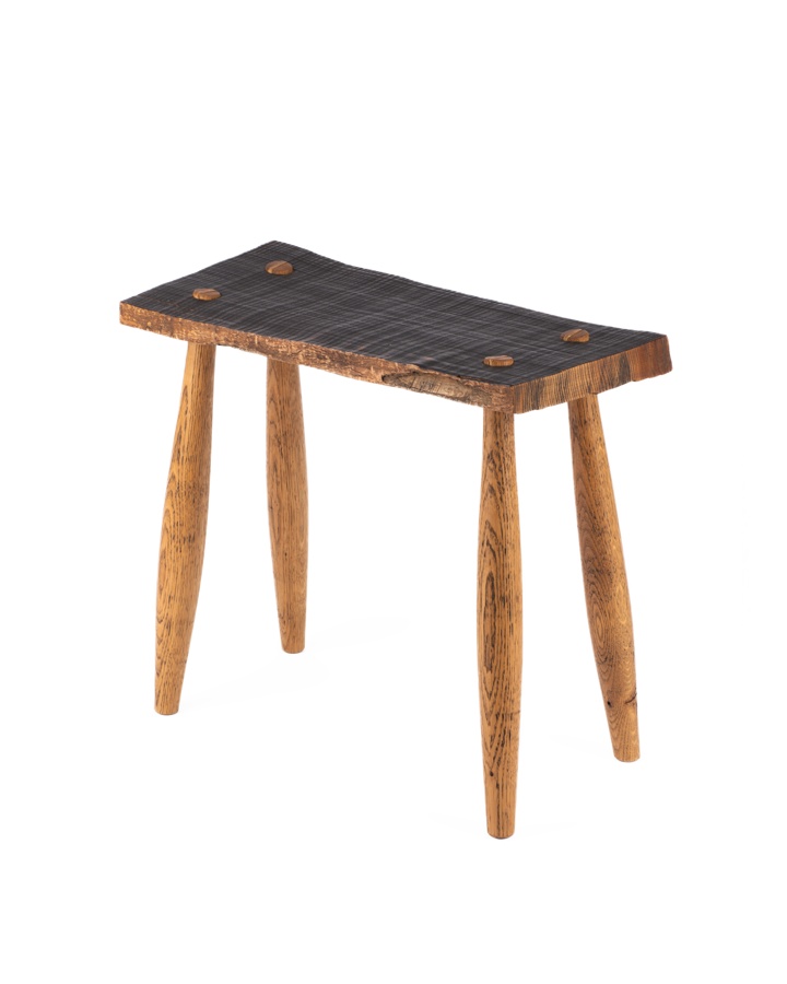Stolček drevený – so štiepaným a opaľovaným sedákom