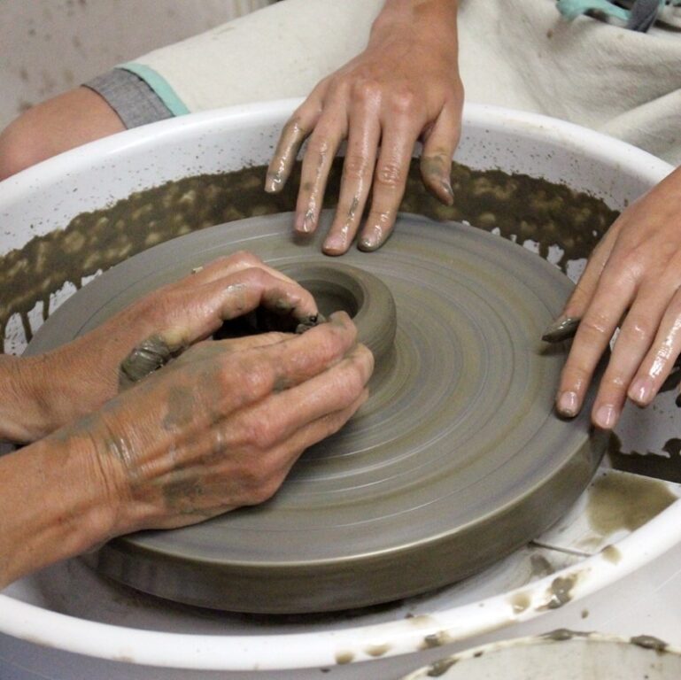 Zobraziť fotografiu tvarovanie hliny na kruhu