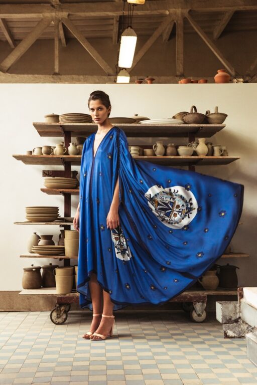 Zobraziť fotografiu Tunikové šaty s autorskou potlačou habánskeho motívu – krajčírsky cech