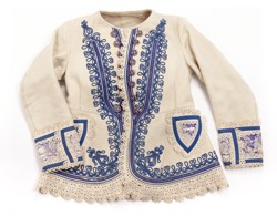 Ženský súkenný kabátik so šnurovaním, Krakovany, 1910. Zo zbierok Múzea ľudovej umeleckej výroby