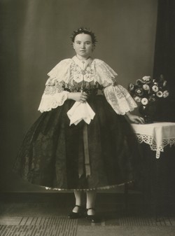 Dievča vo sviatočnom odeve z okolia Trnavy, 30. roky 20. storočia