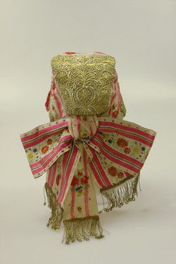Čepiec zhotovený z bavlneného tylu a kvetovanej stuhy, s bohatou nášivkou zlatými a striebornými kovovými niťami cez kartón; Trnava, začiatok 20. storočia, zo zbierok MĽUV-u