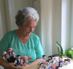 Hedviga Juračková je posledná výrobkyňa pôvabných textilných bábik.