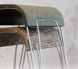 Dômyselná konštrukcia umožňujúca stohovanie stoličiek
a rýchlu výmenu sedáku z nového materiálu ich predurčuje
na použitie v priestoroch, kde sa často mení požiadavka na
rozmiestnenie sedenia. Foto: archív Jána Forgáča