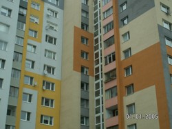 Typická farebnosť panelových domov socialistickej éry a príklad živelného vývoja farebnosti pri obnovách a zatepľovaní týchto budov. Foto: archív A. U.