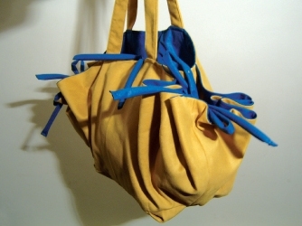 Všetky tašky sú vyrobené z jedného kruhu, upraveného riasením, šitím alebo vstrihmi.