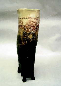 Ivica Vidrová: Váza, porcelán, kyseliny, v 43 cm, 2006, vytvorené v Houstone.