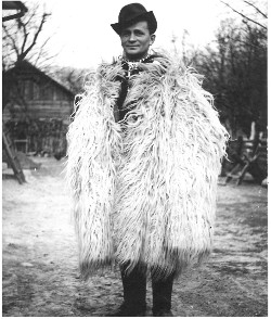 Muž z Čiernej nad Topľou v gube nazývanej gubaňa_ 1957_foto: Mária Morávková, archív Múzea ľudovej umeleckej výroby v Stupave