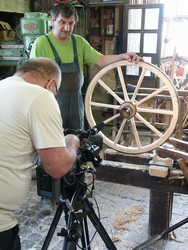 Výroba bahrového kolesa. Za kamerou
Honza Štangl, Brno, v pozadí kolársky majster
Augustin Krystyník, Nový Hrozenkov, 2009