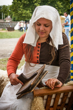 Kým páni z Kompánie trnavských žoldnierov predvádzajú verejnosti svoje šermiarske umenie, dámy ponúkajú záujemcom rekonštrukciu postupu výroby tkanín, napríklad dobové česanie vlny.