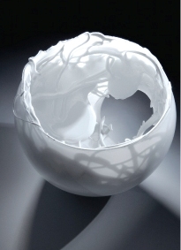 Patrik Illo: Koktaillo – vnútorná biela (diera),
hutnícky tvarované fúkané opálové sklo,
30 x 30 cm, 2007. Majetok autora.
