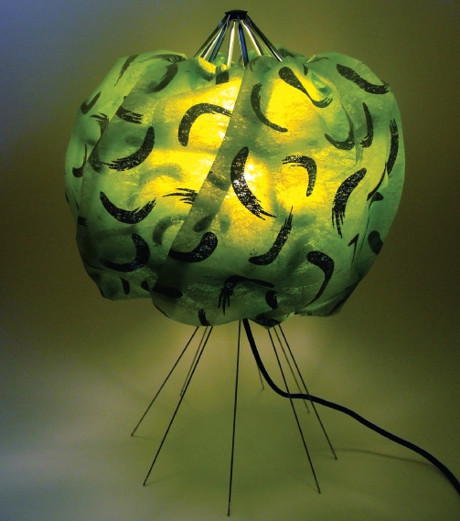 Nočná lampa, Jana Nováková, 2008
Svietidlo vzniklo z konštrukcie nepotrebného dáždnika.
Autorka druhotne využila aj textil. Zdroj svetla je studený