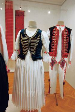Dievčenský odev z Vyšných Raslavíc (1940) a mužský
odev z Krivian (1930), rekonštrukcia ÚĽUV-u