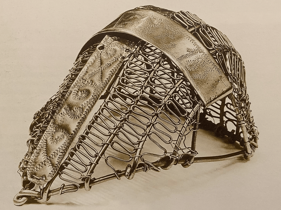 Košík (podložka pod čepiec), mosadzný plech, drôt ozdobne spletený, datovanie 1918, Gočovo.