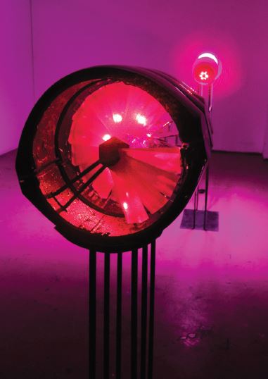 Tomáš Ondrušek: Laser Reactor, svetelno-zvuková
inštalácia, sklo, epoxy, oceľ, plexi sklo, 2008
