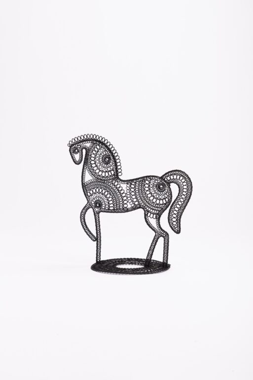 Koník – plastika z počierneného drôtu
