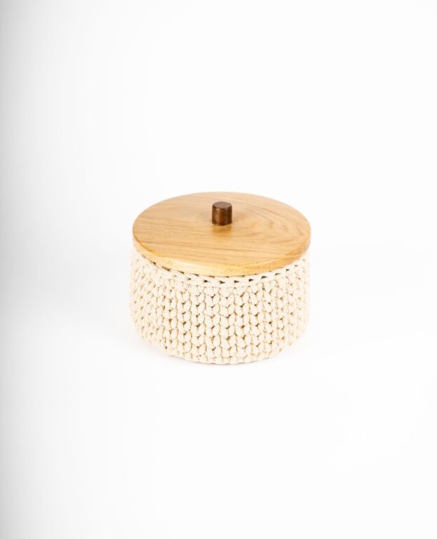Košík háčkovaný okrúhly s dreveným vrchnákom malý