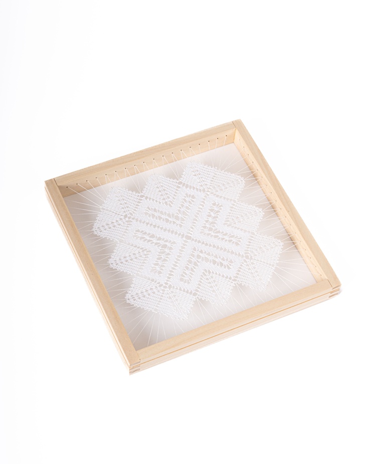 Obrázok s paličkovanou čipkou – špaňodolinský vzor „Srdiečka s pavúčikmi“