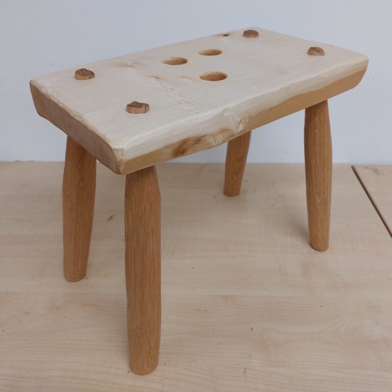 Drevený stolček