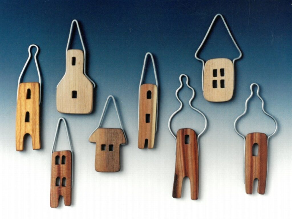 Prívesok na kľúče drevený – domček