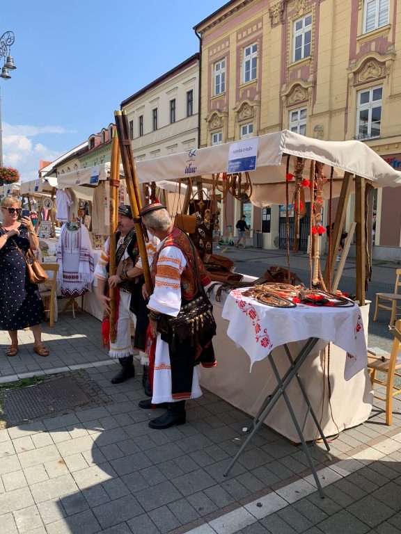 Zobraziť fotografiu Výroba kožených výrobkov, predvádzanie hry na fujaru