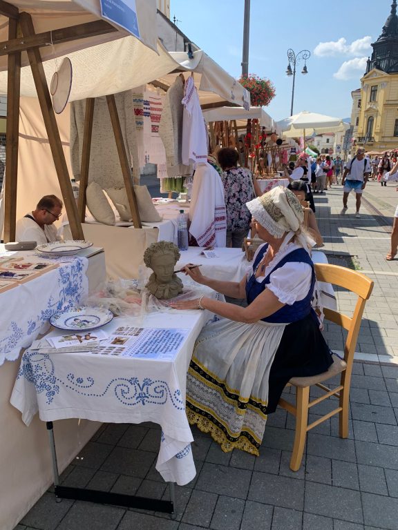 Zobraziť fotografiu Predvádzanie modelovania z hliny_Renáta Hermysová