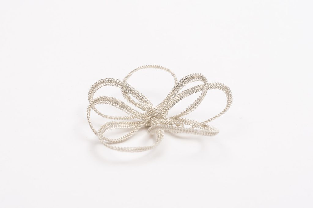 Brošňa drôtená, postriebrená