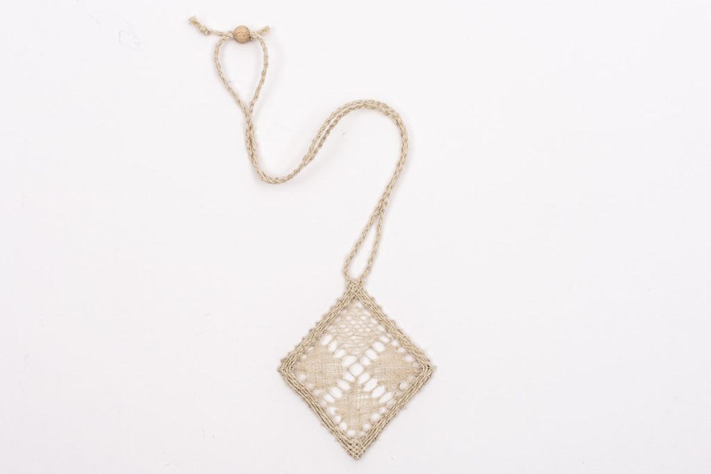 Náhrdelník paličkovaný hranatý