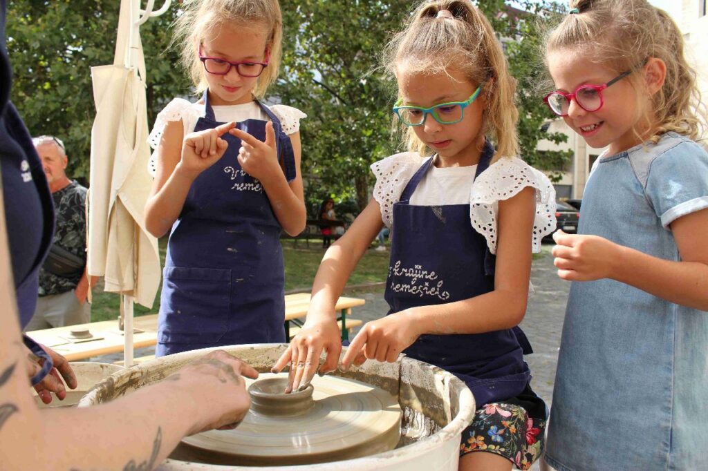 Zobraziť fotografiu Tvorivé dielne na Festivale Dni majstrov ÚĽUV 2022. Točenie na hrnčiarskom kruhu./2022/ÚĽUV, Barbara Neumannová (Creative workshops at the ÚĽUV Masters' Days Festival 2022. Pottery wheel throwing./2022/ÚĽUV, Barbara Neumannová)