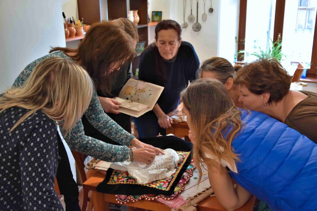 Zobraziť fotografiu Kurz výšivky krivou ihlou v Regionálnom centre remesiel ÚĽUV Banská Bystrica. Masterka a lektorka Lýdia Golianová/2019/ÚĽUV, Lívia Bučková (Embroidery course with a crooked needle at the Regional Craft Center ÚĽUV Banská Bystrica. Master and instructor Lýdia Golianová/2019/ÚĽUV, Lívia Bučková)
