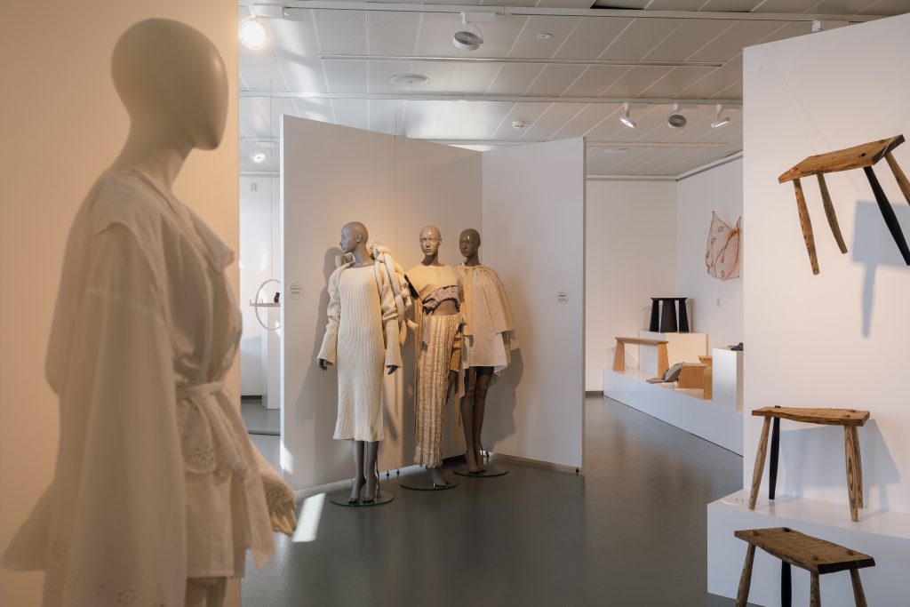 Show photo Inštalácia výstavy Kruhy na vode 2024 v galérii G18