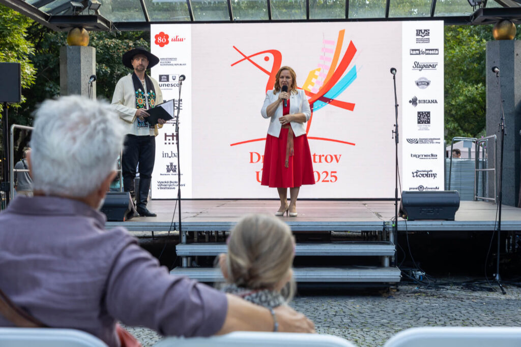 Zobraziť fotografiu Zahájenie podujatia Dni majstrov ÚĽUV 2025 generálnou riaditeľkou Evou Ševčíkovou