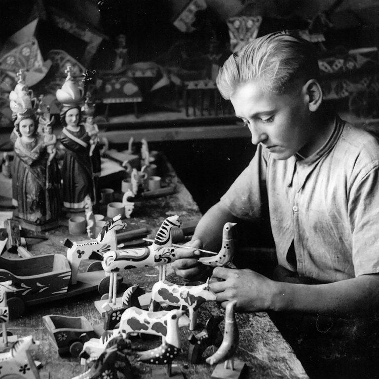 Zobraziť fotografiu Výroba hračiek v družstve Javorina, do 1953 | Repro: MĽUV Stupava