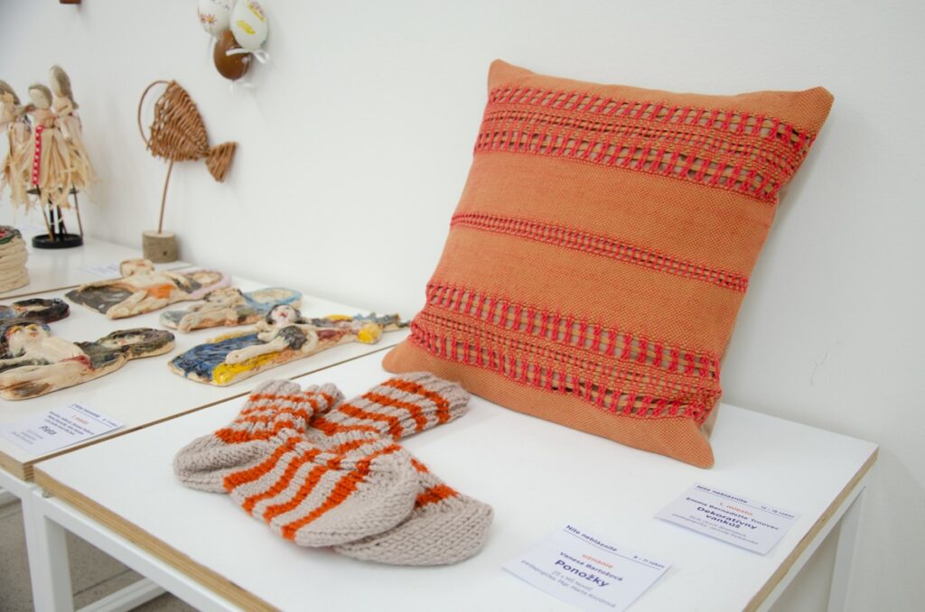 Zobraziť fotografiu Dekoratívny vankúš, Emma Bernadette Trnovec, RCR ÚĽUV Bratislava, 1 miesto v súťažnej téme Nite nebláznite vo vekovej kategórii 12 - 16 rokov | Ponožky, Vanesa Bartošová, ZŠ s MŠ Novoť, uznanie v súťažnej téme Nite nebláznite vo vekovej kategórii 12 - 16 rokov