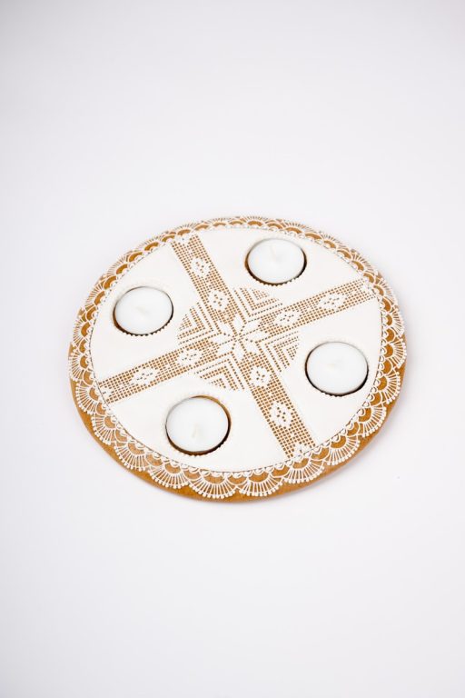 Medovník vykrajovaný zdobený bielou polevou- adventný veniec