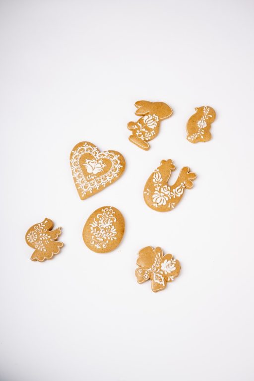 Medovník vykrajovaný zdobený bielou polevou- jarné motívy