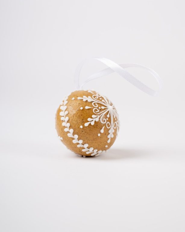 Medovník vykrajovaný zdobený bielou polevou-guľa
