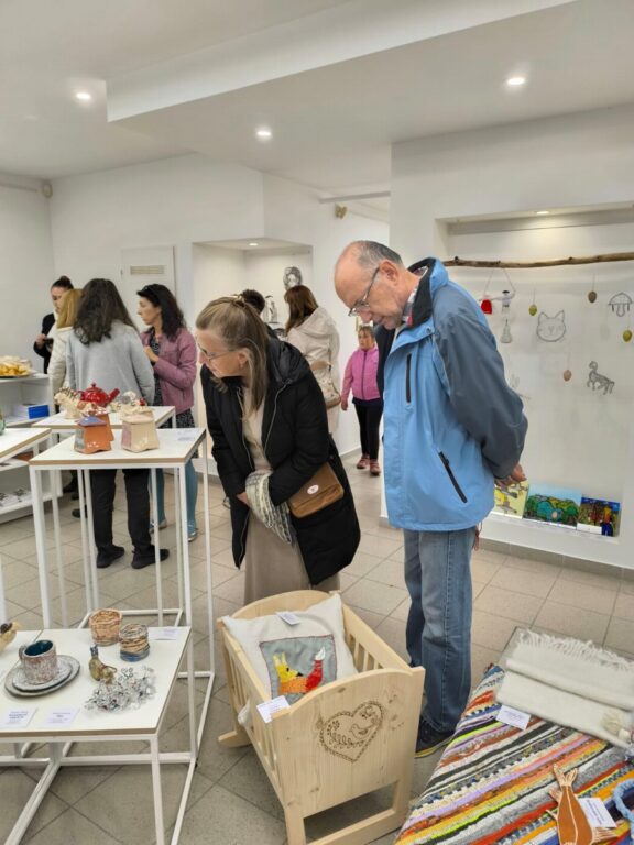 Zobraziť fotografiu Vernisáž reinštalácie výstavy V krajine remesiel 2025 v Dizajn štúdiu ÚĽUV v Bratislave