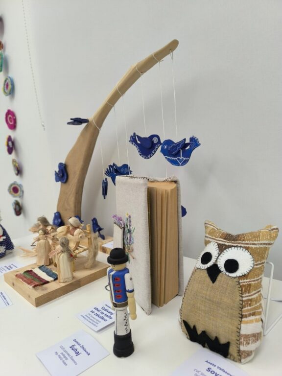 Zobraziť fotografiu Vernisáž reinštalácie výstavy V krajine remesiel 2025 v Dizajn štúdiu ÚĽUV v Bratislave